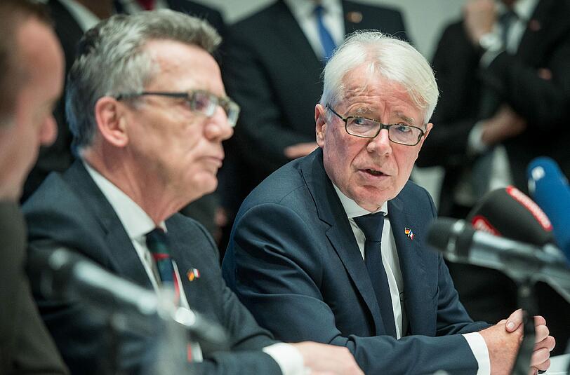 Bundesinnenminister Thomas de Maiziere und der Delegationsleiter der Nationalmannschaft, Reinhard Rauball bei einer Pressekonferenz zum Fußball-Länderspiel Deutschland - Niederlande.