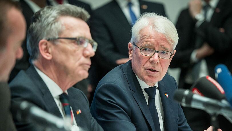 Bundesinnenminister Thomas de Maiziere und der Delegationsleiter der Nationalmannschaft, Reinhard Rauball bei einer Pressekonferenz zum Fußball-Länderspiel Deutschland - Niederlande. Bundesinnenminister Thomas de Maiziere und der Delegationsleiter der Nationalmannschaft, Reinhard Rauball bei einer Pressekonferenz zum Fußball-Länderspiel Deutschland - Niederlande.