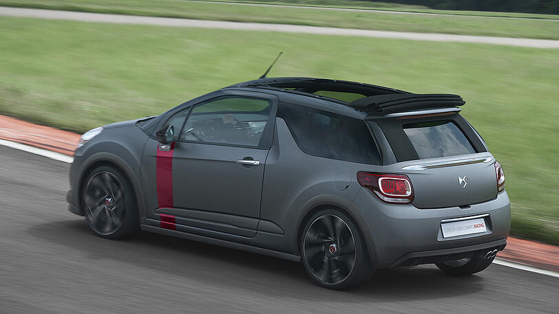 Das DS 3 Cabrio verfügt über ein auf Knopfdruck öffnendes, großes Stoffdach.