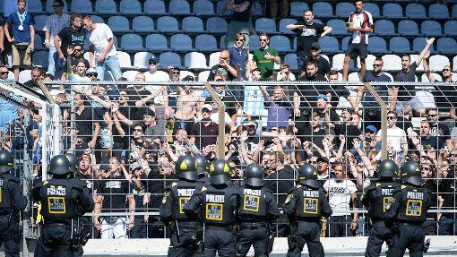 Provokant: Ultras des TSV 1860 beim Amateurderby 2016.