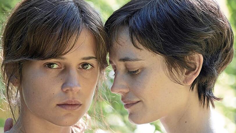 Ines (Alicia Vikander) und Emilie (Eva Green, rechts). Ines (Alicia Vikander) und Emilie (Eva Green, rechts).