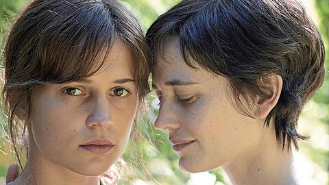 Ines (Alicia Vikander) und Emilie (Eva Green, rechts).
