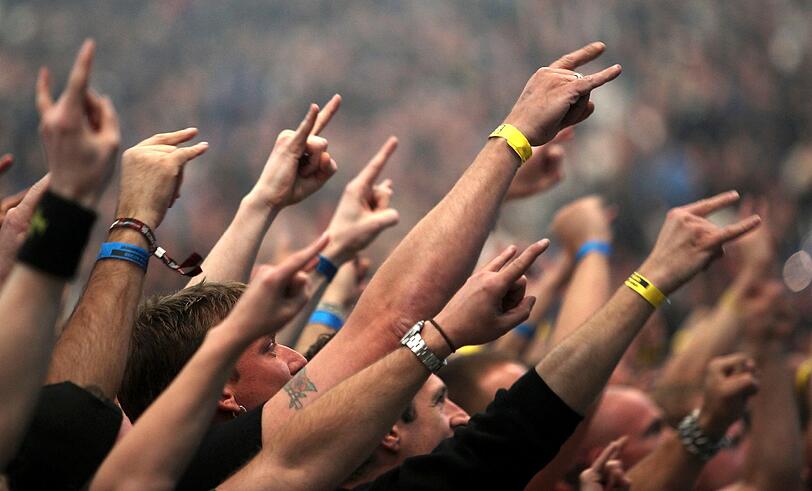 Begeisterte Fans wie diese gehören bei der Aubinger Rocknacht als fester Programmpunkt dazu.
