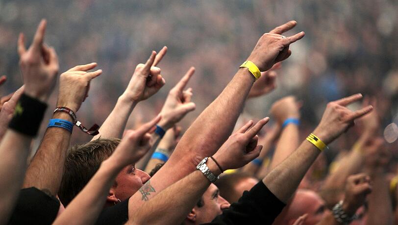 Begeisterte Fans wie diese gehören bei der Aubinger Rocknacht als fester Programmpunkt dazu. Begeisterte Fans wie diese gehören bei der Aubinger Rocknacht als fester Programmpunkt dazu.
