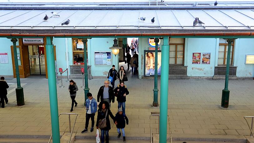 Am Pasinger Bahnhof wurde versucht in einen Kiosk einzubrechen. Anschließend wurden mehrere Autos beschädigt.