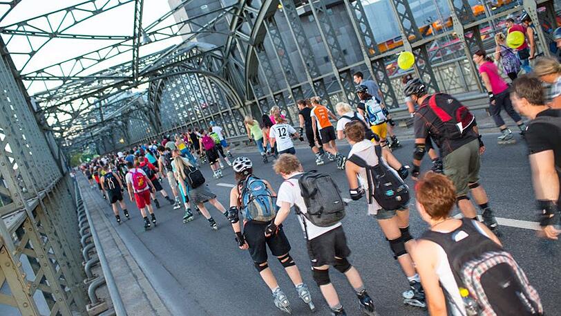 Auch am Montagabend führt die Blade Night die Inlineskater wieder über die Hackerbrücke.