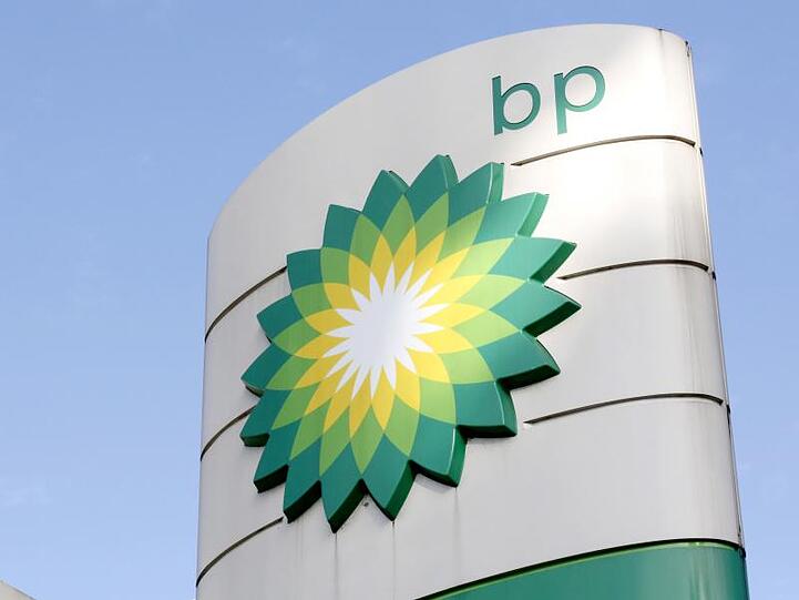 Die Corona-Pandemie und der Ölpreisverfall haben kräftig den Gewinn des britischen Ölkonzerns BP gedrückt.