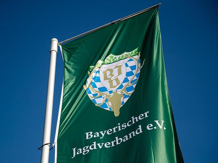 Die Fahne des Bayerischen Jagdverbandes (BJV) weht. Foto: Daniel Karmann/dpa/Archivbild