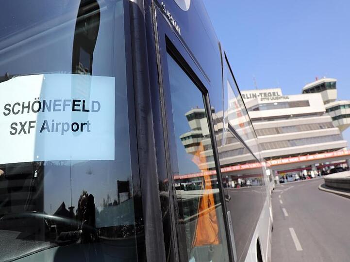 Am Berliner Flughafen Tegel wurde nach der zeitweisen Sperrung des Flughafens Schönefeld ein Bustransfer eingerichtet.