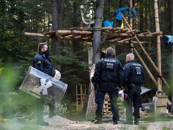 Polizisten im Hambacher Forst vor einer von Umweltaktivisten gebauten Plattform.