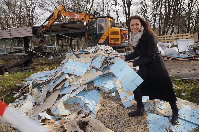 Schluss ist mit himmelblauen Fliesen als Wandverkleidung, gerade reißt ein Bagger die Umkleiden ab, die man hier hinter der SWM-Bäderchefin Nicole Gargitter sehen kann.