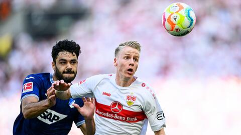 Chris Führich (r) muss nach einem 1:1-Remis gegen die TSG Hoffenheim mit dem VfB Stuttgart in die Relegation.