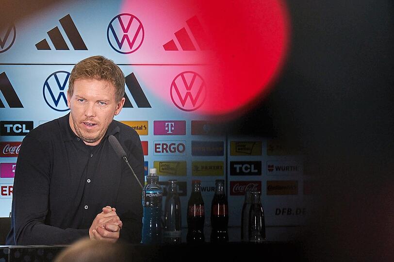 Modisch unauffällig, dafür inhaltlich von maximal hohem Diskussionswert: Bundestrainer Julian Nagelsmann bei der aktuellen Kader- Exegese.