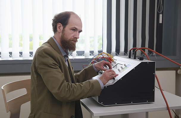 Dr. Schneider (Robert Gwisdek), der Psychiater Felix Murots, hat eine Maschine entwickelt, mit deren Hilfe man im eigenen Unterbewusstsein spazieren gehen kann.