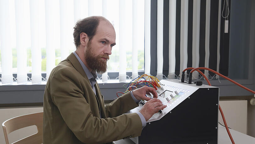 Dr. Schneider (Robert Gwisdek), der Psychiater Felix Murots, hat eine Maschine entwickelt, mit deren Hilfe man im eigenen Unterbewusstsein spazieren gehen kann.