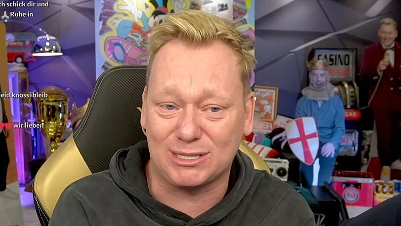 "Knossi" trauert um seinen besten Freund, den vestorbenen Streamer Adam Wolke. In einem Twitch-Stream nahm er nun Abschied.