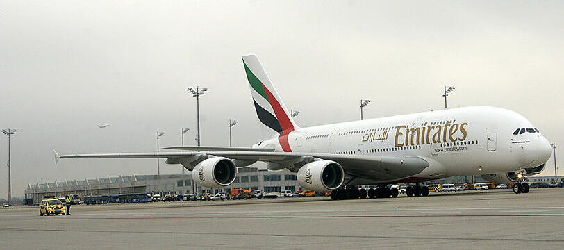 Die Emirates-Maschine landete am Mittag von Dubai kommend bei diesigem Wetter auf dem Münchner Airport. Bilder vom A380 in München