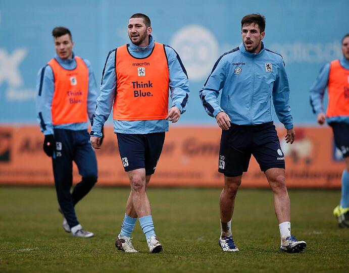 Ohne Wolf, mit Mölders: Die Bilder vom ersten Löwen-Training 2016.