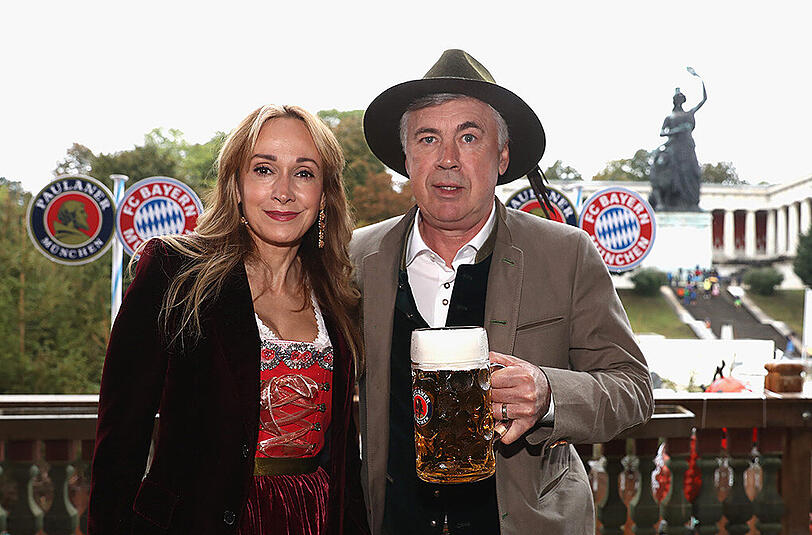 Bayerisches Lebensgefühl: FCB-Trainer Carlo Ancelotti mit seiner Frau Mariann Barrena McClay auf der Wiesn.