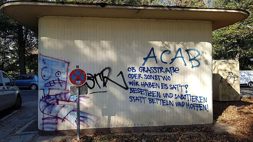 Vermummte besprühten am Sonntagabend in Giesing Häuser mit Schriftzügen, wie hier an der Aignerstraße.