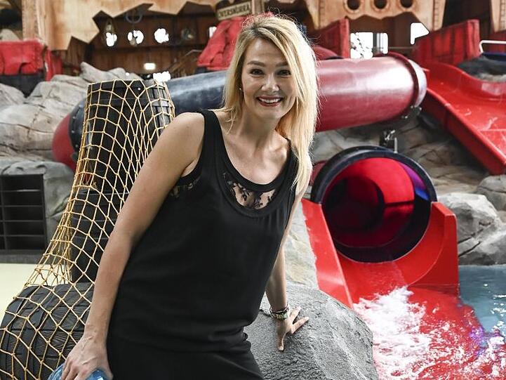 Franziska van Almsick 2019 in der Indoor-Wasserwelt "Rulantica" im Europa-Park.