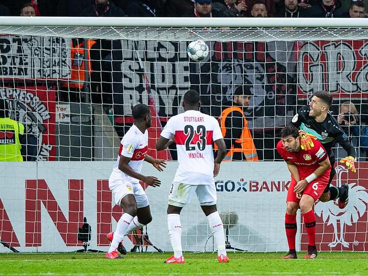 Eine unglückliche Faustabwehr von VfB-Keeper Fabian Bredlow (r) brachte Leverkusen auf Kurs Viertelfinale.