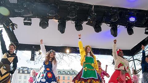 Faschingsdienstag in Bayern. In München wird am der Faschingsendspurt mit dem "Tanz der Marktweiber" am Viktualienmarkt eingeläutet. Foto: Peter Kneffel/dpa/Archiv
