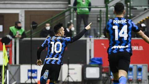Inter-Stürmer Lautaro Martinez (l) avancierte mit zwei Toren im Stadt-Duell gegen den AC Milan zum Derby-Helden.