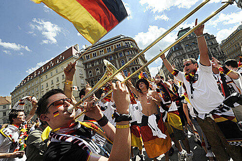Partystimmung: Deutsche Fans vor dem EM-Finale in Wien.