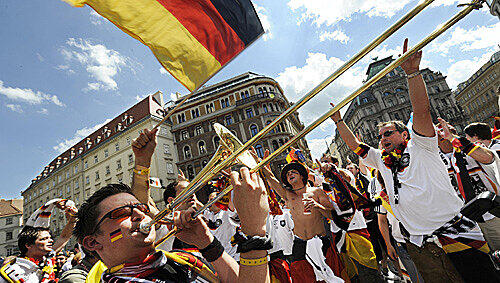 Partystimmung: Deutsche Fans vor dem EM-Finale in Wien. Partystimmung: Deutsche Fans vor dem EM-Finale in Wien.