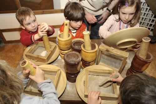 Kinder bei der Salzgewinnung.