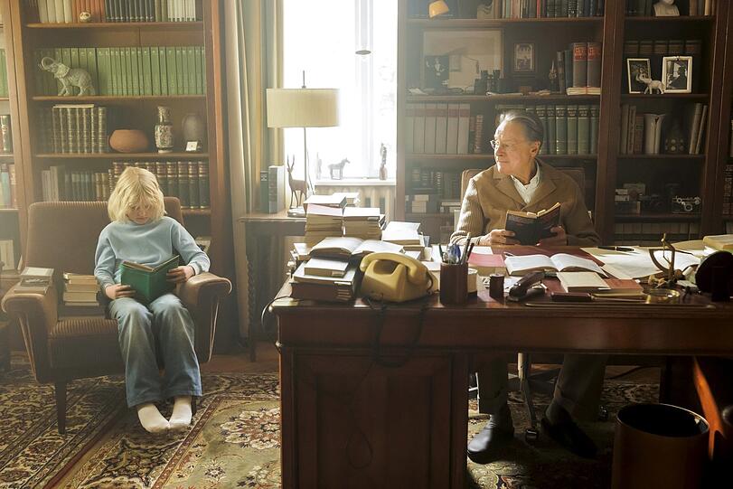 Kindheitserinnerungen mit dem Gro&szlig;vater (Michael Wittenborn) am Philosophenschreibtisch.