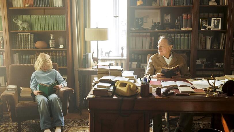 Kindheitserinnerungen mit dem Gro&szlig;vater (Michael Wittenborn) am Philosophenschreibtisch.