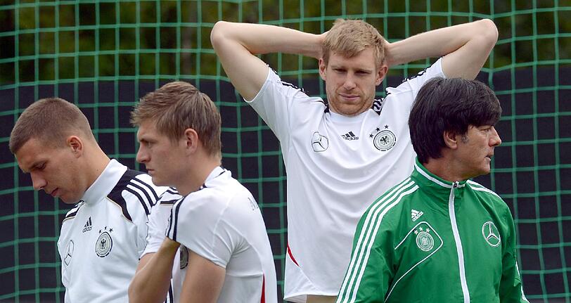 Konzentration in Danzig: Beim Training der Nationalelf zwei Tage vor dem EM-Auftaktspiel stehen mit Lahm und Khedira wieder alle 23 Spieler auf dem Platz.