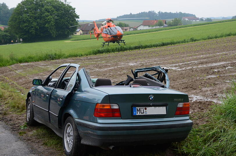 Drei Jugendliche kommen am Sonntagabend mit ihrem BMW in einem Waldstück von der Straße ab und überschlagen sich. Die Bilder vom Unfallort.