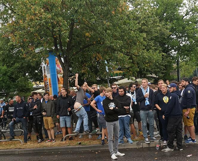 Derby-Stimmung in München: Unter Beobachtung der Polizei versammelten sich die Bayernfans am Vormittag im Tal. Vor dem Grünwalder Stadion kamen die Löwenfans dazu. Rund Tausend Polizisten sind im Einsatz.