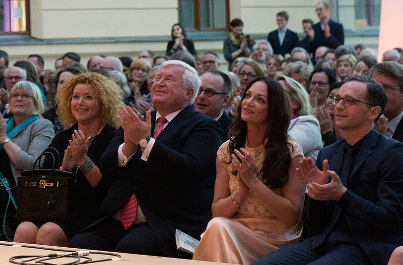 Heiko Maas saß mit Natalia Wörner bei einem Konzert im Jüdischen Museum in Berlin in der ersten Reihe.