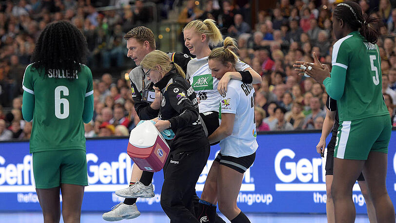 Das Verletzungsdrama um Kim Naidzinavicius hat die deutschen Handballerinnen gleich zum Auftakt der Heim-WM in einen Schock-Zustand versetzt.