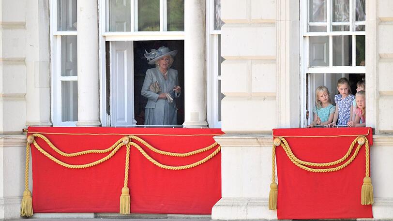 Herzogin Camilla verfolgt vom Fenster aus die feierliche Parade.