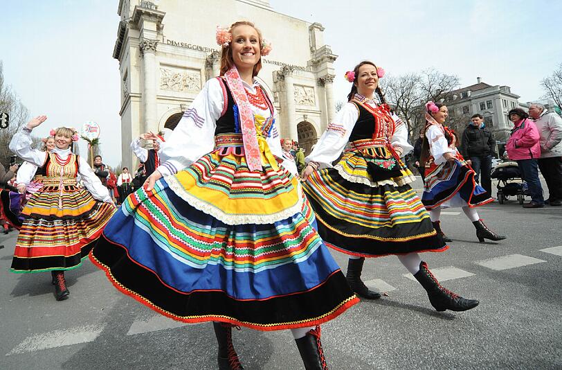 ...Frauen in polnischer Tracht.