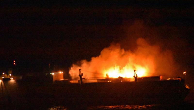 Das Containerschiff "Grande America" in Flammen. Es sank rund 330 Kilometer von der französischen Küste entfernt in der Biskaya. Das Containerschiff "Grande America" in Flammen. Es sank rund 330 Kilometer von der französischen Küste entfernt in der Biskaya.
