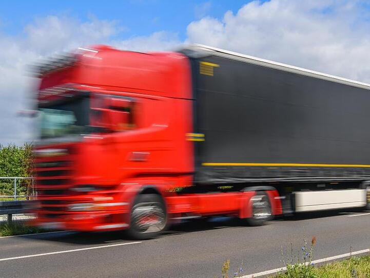 Der Arbeitsalltag vieler Fernfahrer in Europa ist belastend. Die EU will gegensteuern, aber kommt bislang nur langsam voran.