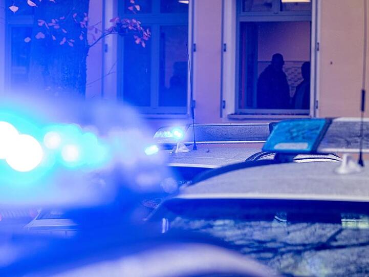 Polizeifahrzeuge stehen mit eingeschaltetem Blaulicht. Foto: Armin Weigel/dpa/Symbolbild