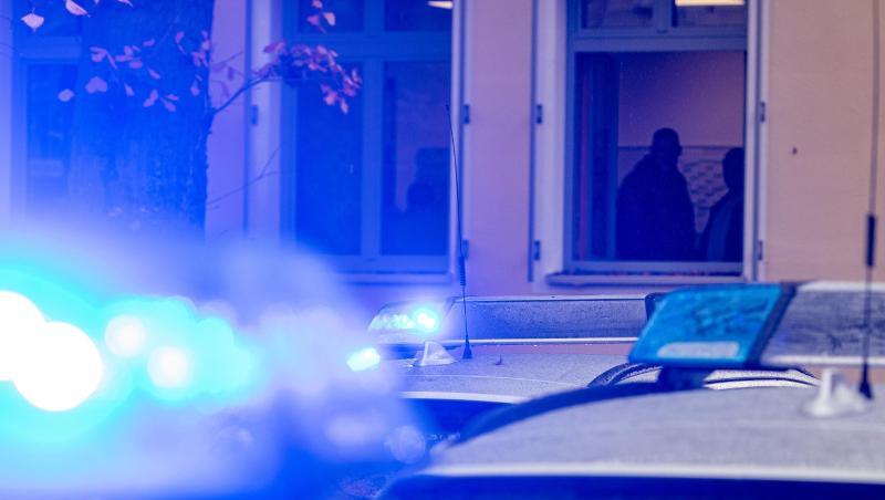 Polizeifahrzeuge stehen mit eingeschaltetem Blaulicht. Foto: Armin Weigel/dpa/Symbolbild Polizeifahrzeuge stehen mit eingeschaltetem Blaulicht. Foto: Armin Weigel/dpa/Symbolbild