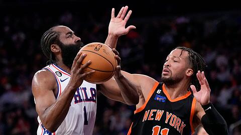 Philadelphias James Harden (l) im Zweikampf mit New Yorks Jalen Brunson.