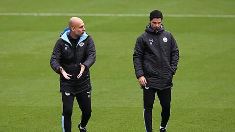 City-Coach Pep Guardiola (l) und der damalige Co-Trainer Mikel Arteta im September 2019.