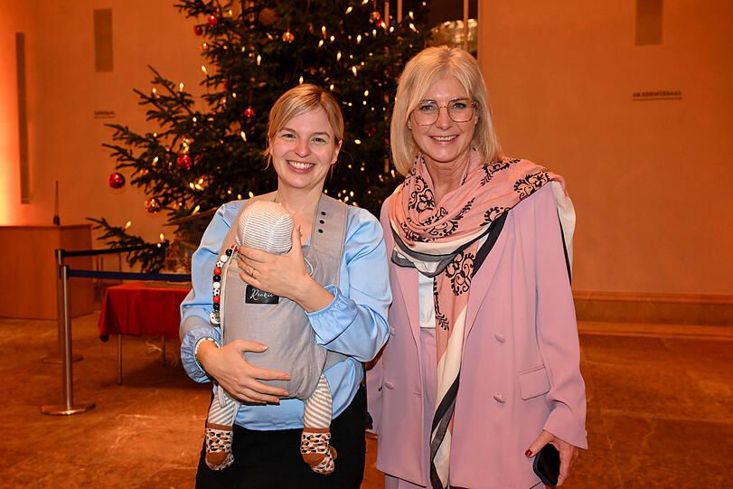 Katharina Schulze (Grüne) mit ihrem zweiten Kind sowie CSU-Familienministerin Ulrike Scharf