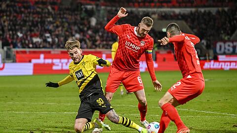 Der fr&uuml;here Dortmund Pohlmann (l) spielt k&uuml;nftig f&uuml;r F&uuml;rth. (Archivbild)