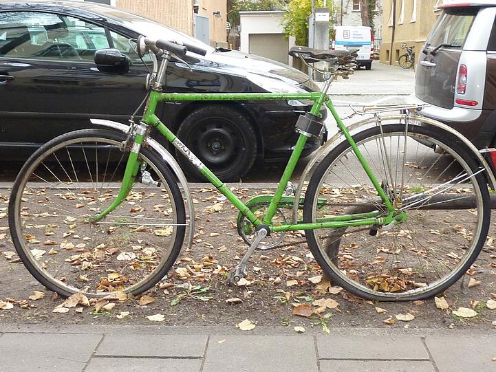 Fahrräder gammeln im Herbstlaub vor sich hin: Das Baureferat hat in drei Jahren 6600 alte Radl entsorgt.