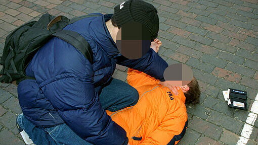 Gewalt unter Jugendlichen (Symbolbild) Gewalt unter Jugendlichen (Symbolbild)